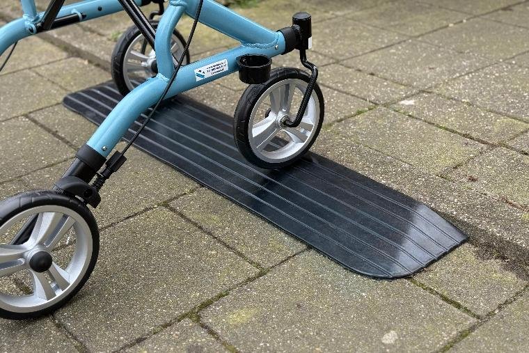 zwarte rubberen drempelhulp waar rollator oprijdt