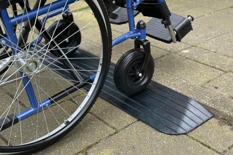 zwarte rubberen drempelhulp waar rolstoel oprijdt