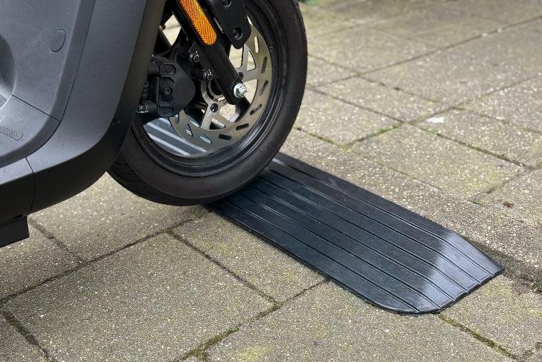 zwarte rubberen drempelhulp waar scooter oprijdt