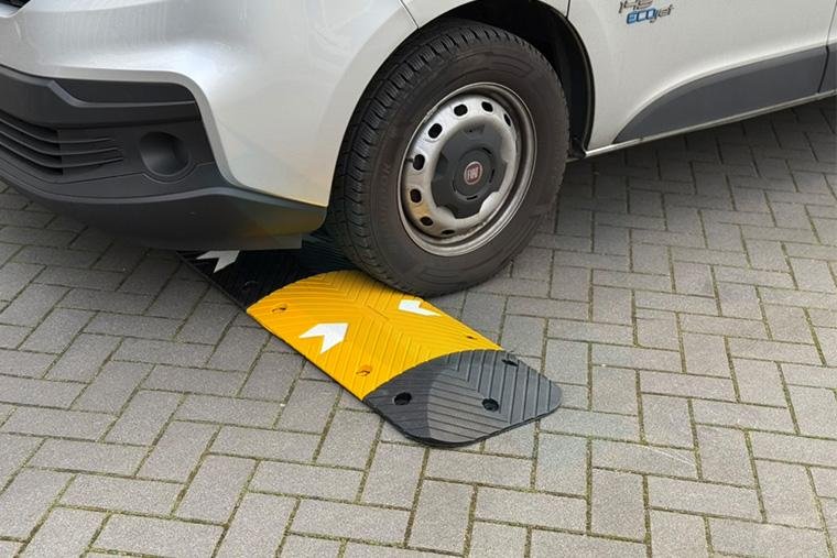 verkeersdrempel rubber voor auto