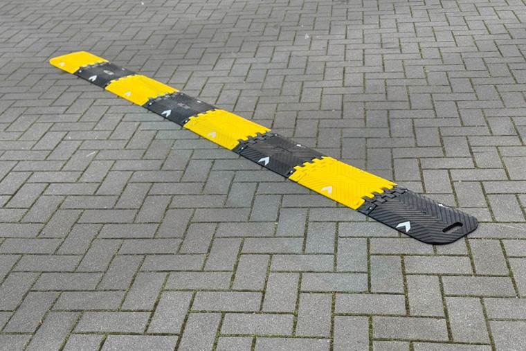 tijdelijke mobiele verkeersdrempel op weg