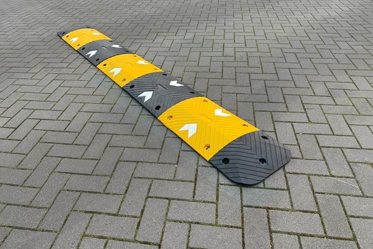 Verkeersdrempel 5 cm hoog op weg