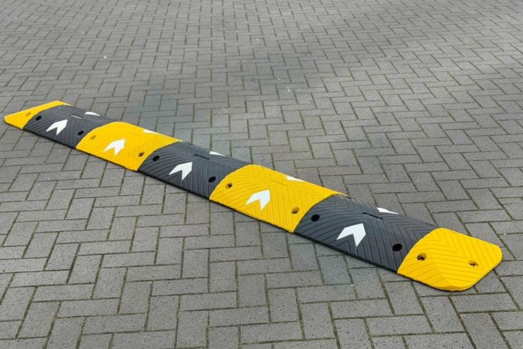 verkeersdrempel 7,5 cm rubber op weg