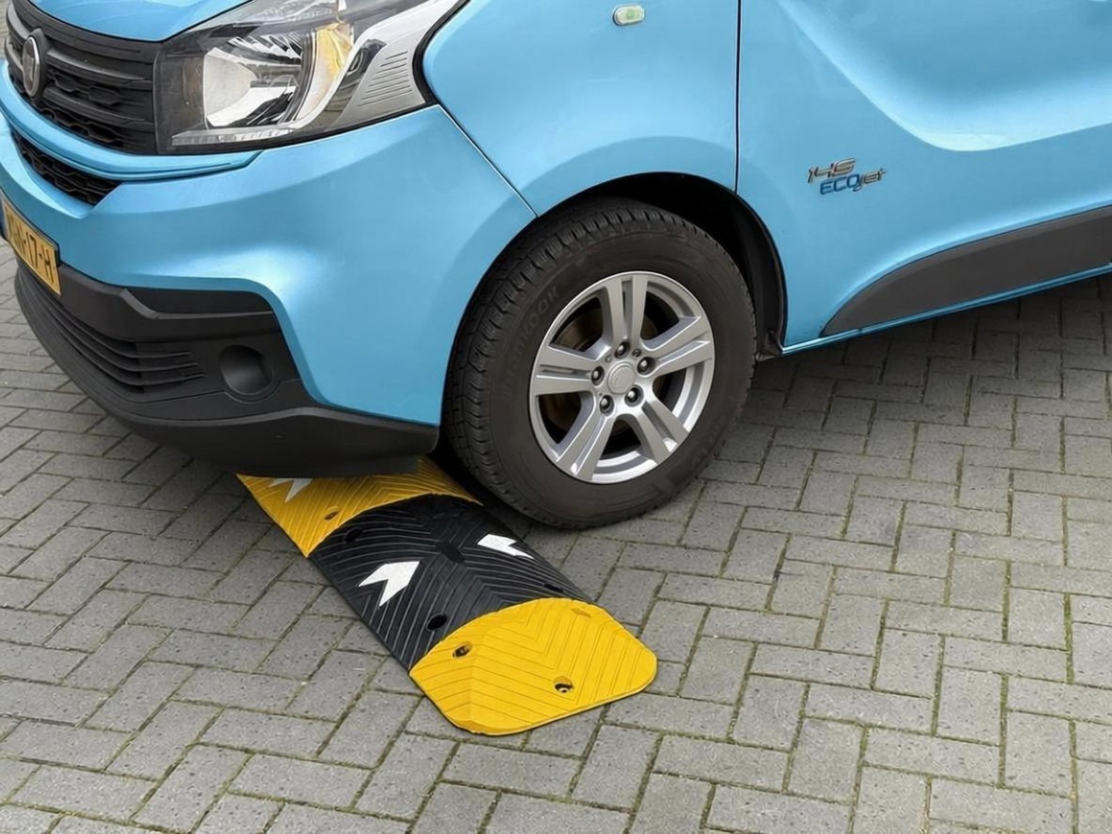 bus rijdt over verkeersdrempel