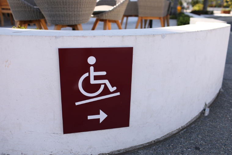 Rolstoelvriendelijk horeca terras met toegankelijke doorgang voor bezoekers